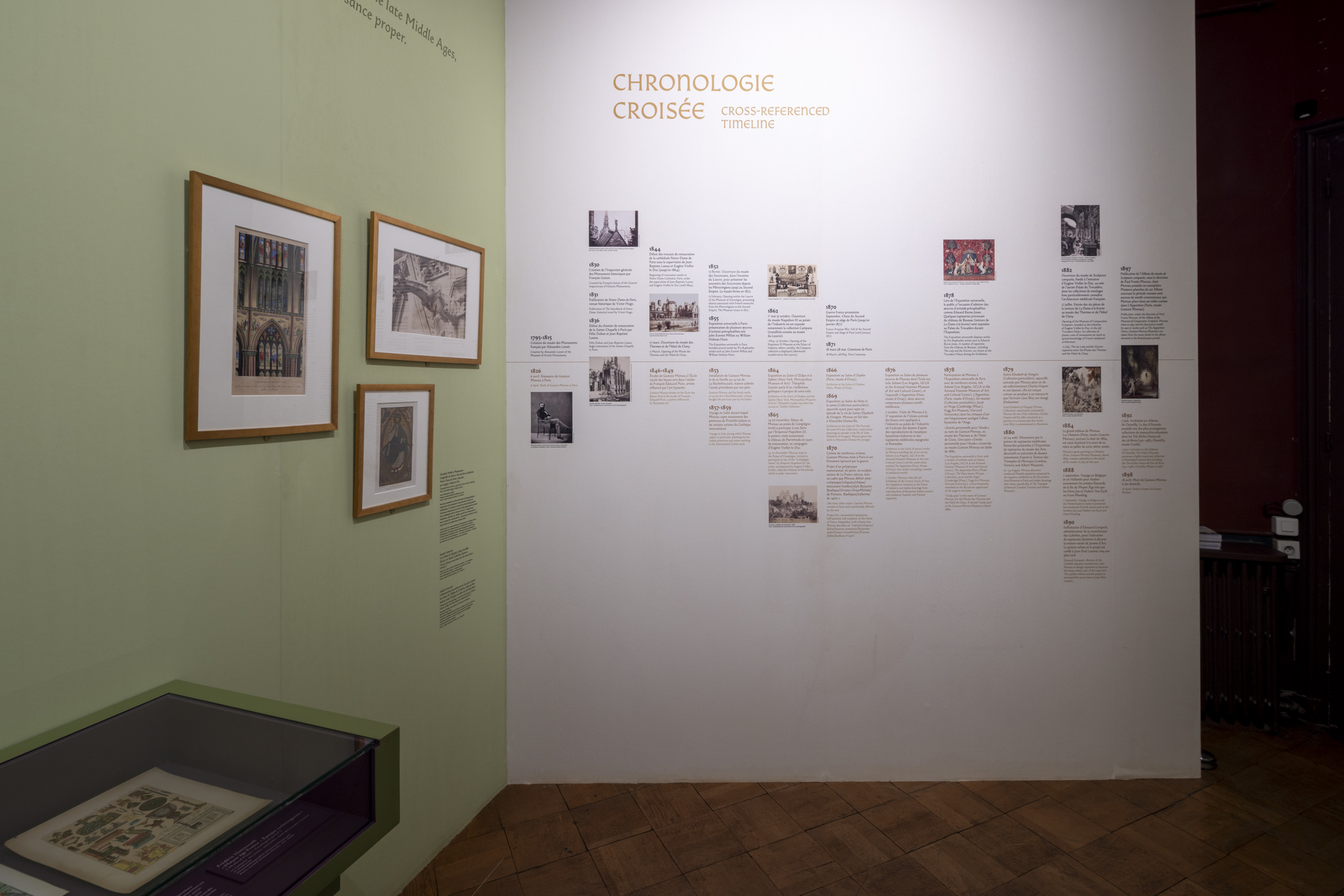 Vue d'une cimaise avec chronologie 