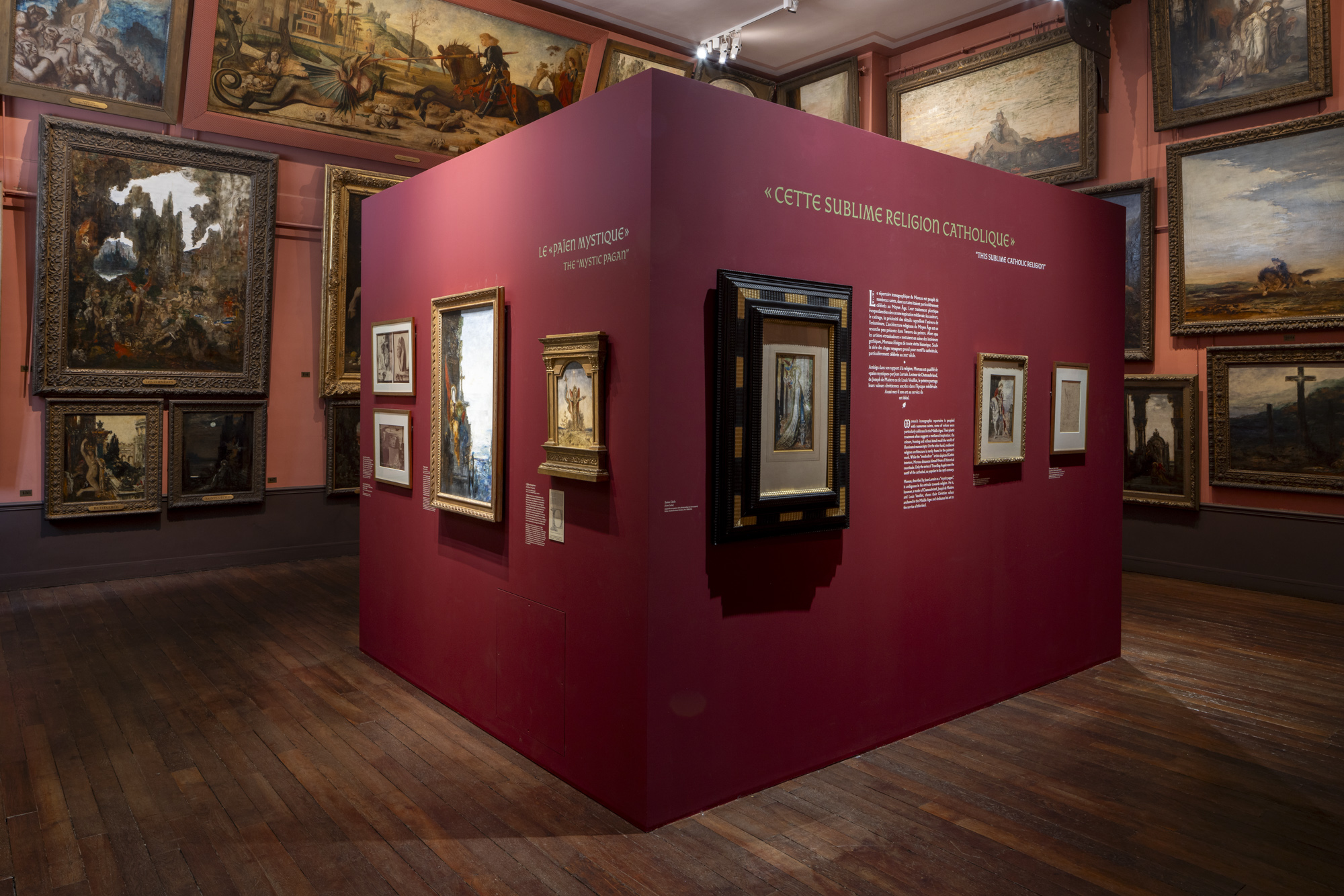 Vue rapprochée de la cimaise centrale du 3e étage