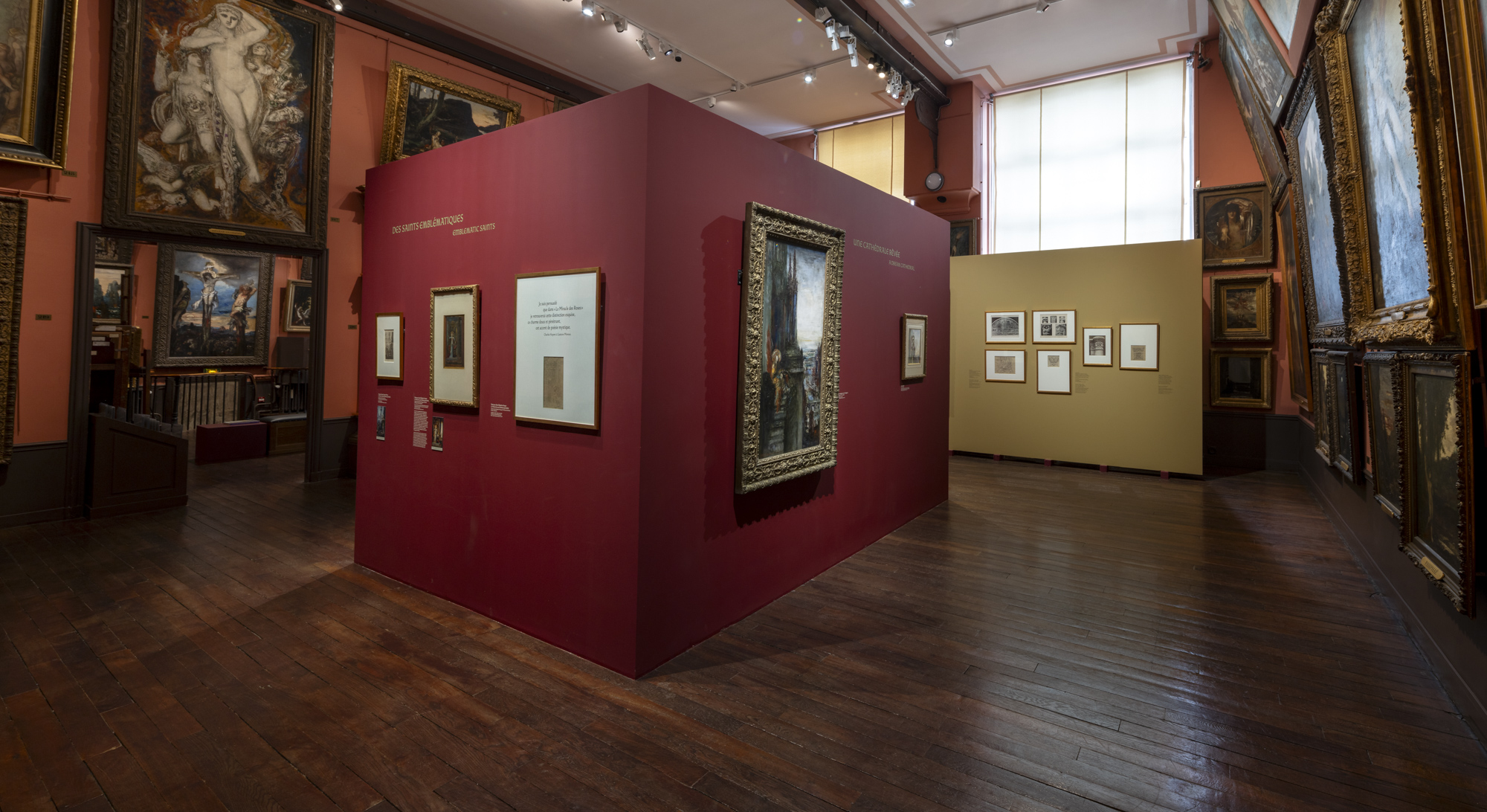 Vue du 3e étage de l'exposition cimaise centrale