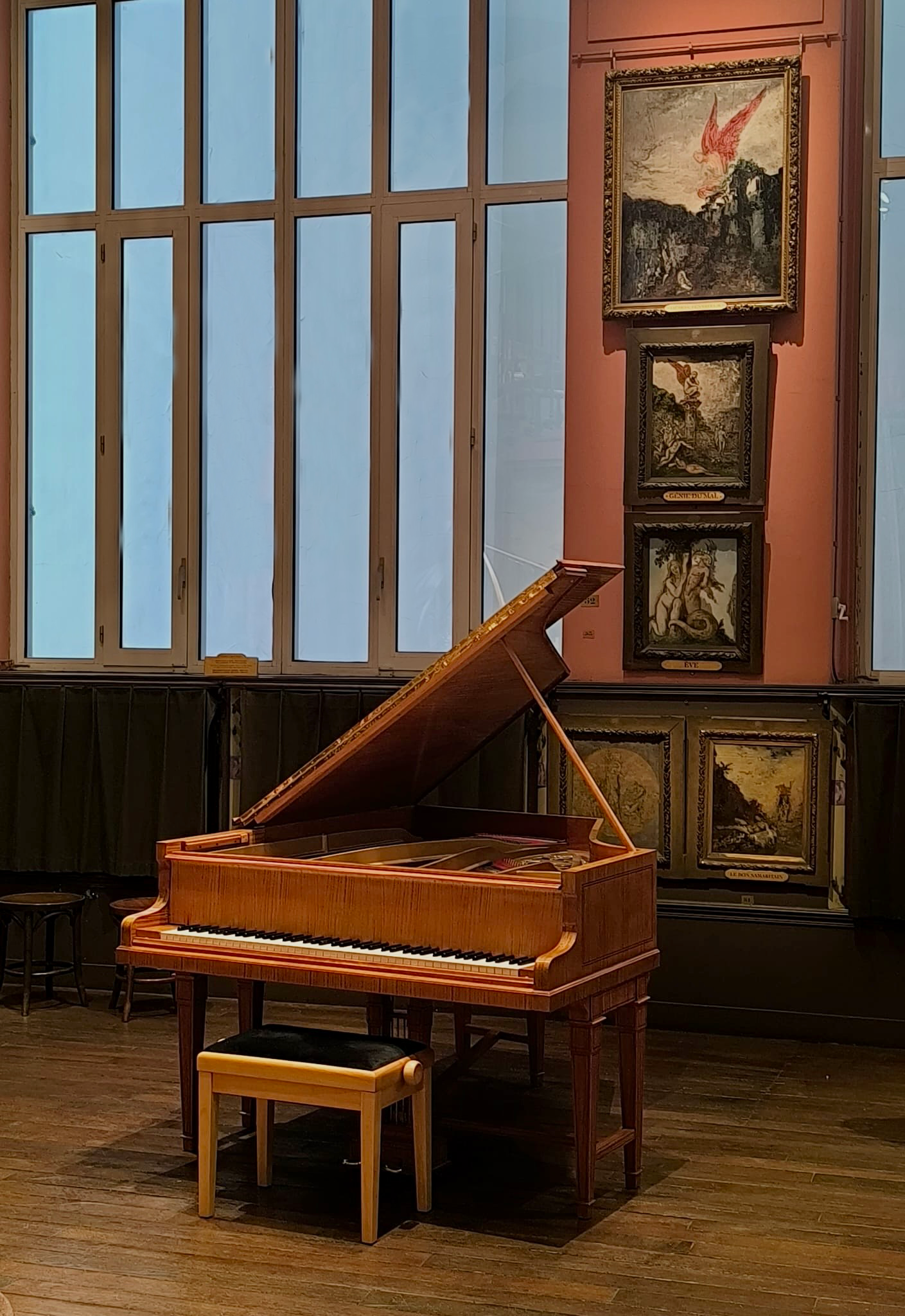 photographie d'un piano en bois dans le grand atelier du musée