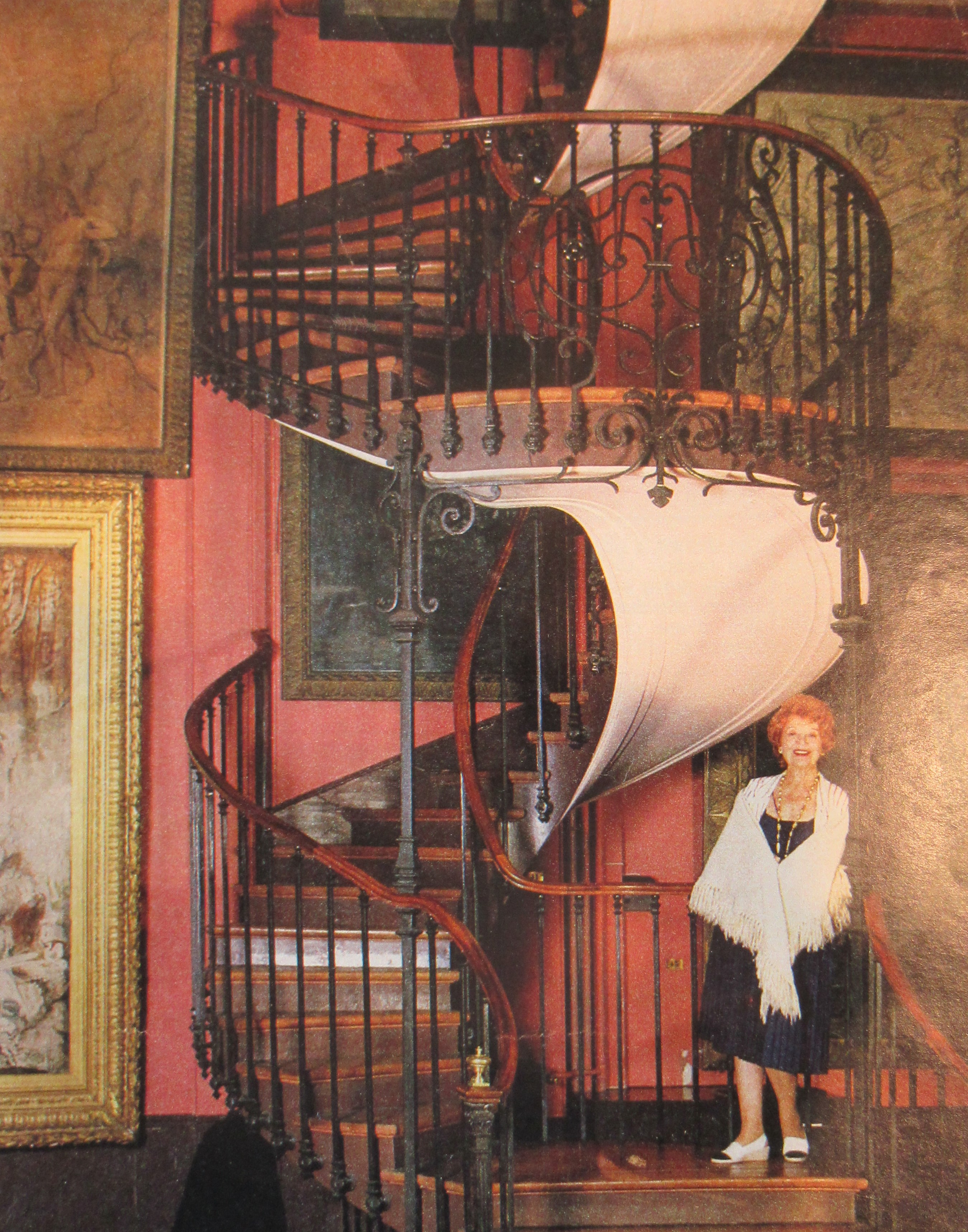 Photographie d'Edwige Feuillère dans l'escalier du musée