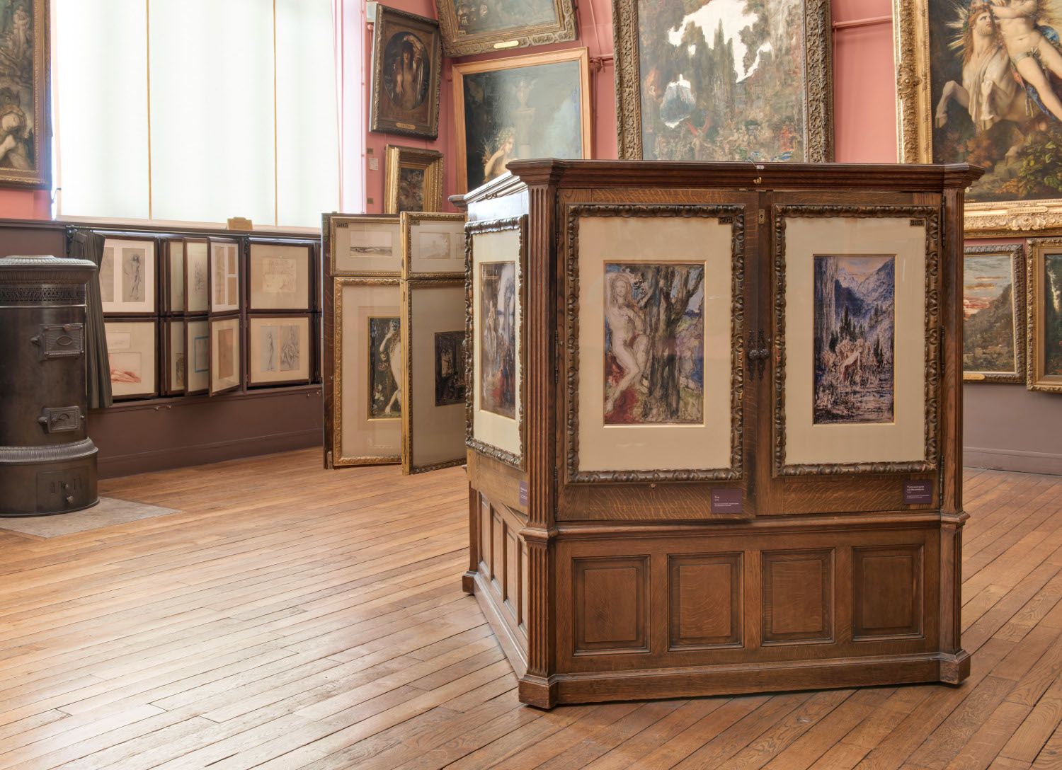 Salle de musée avec le meuble aux aquarelles