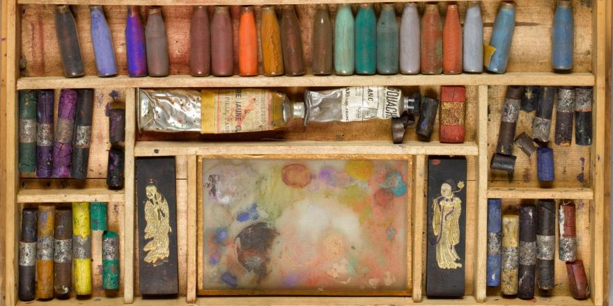 boîte de pastel de couleurs et de tailles différentes du peintre