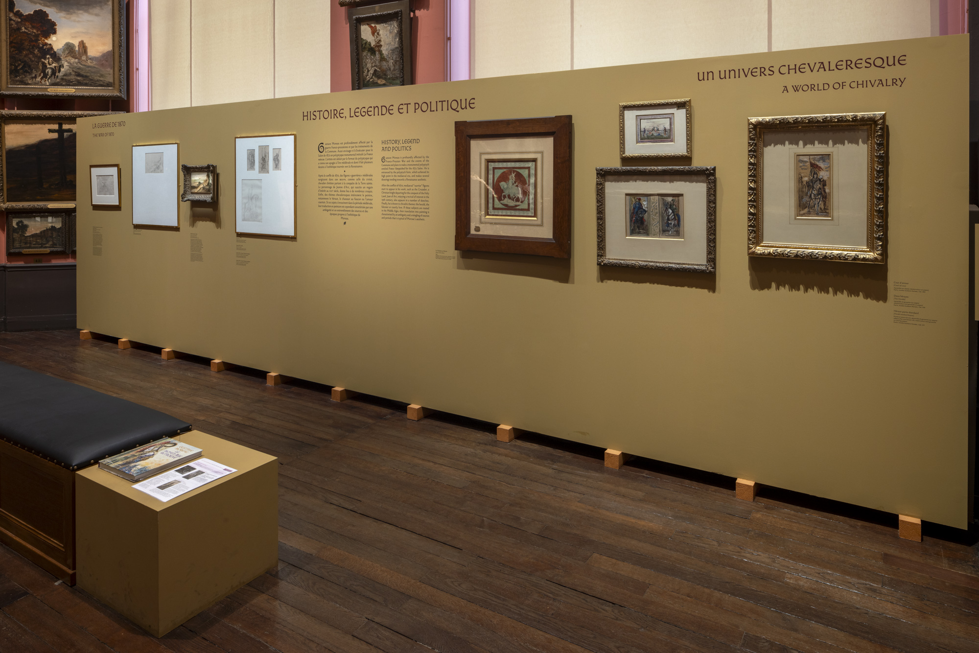 Vue de la cimaise du 2e étage "Histoire, légende et politique"