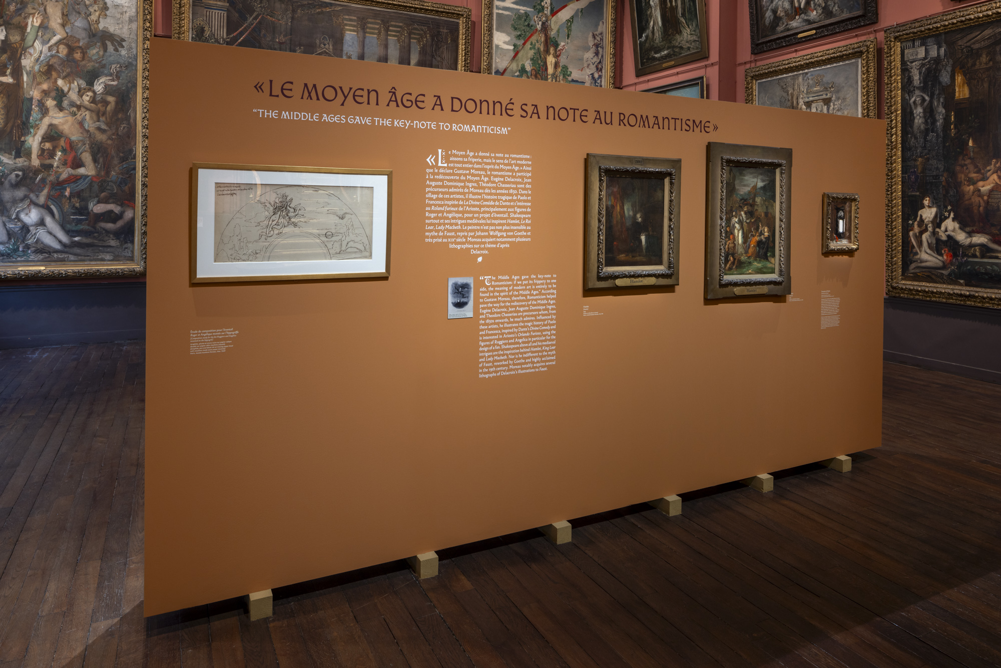 Vue d'une cimaise du 2e étage avec la citation "Le Moyen Âge a donné sa note au romantisme"