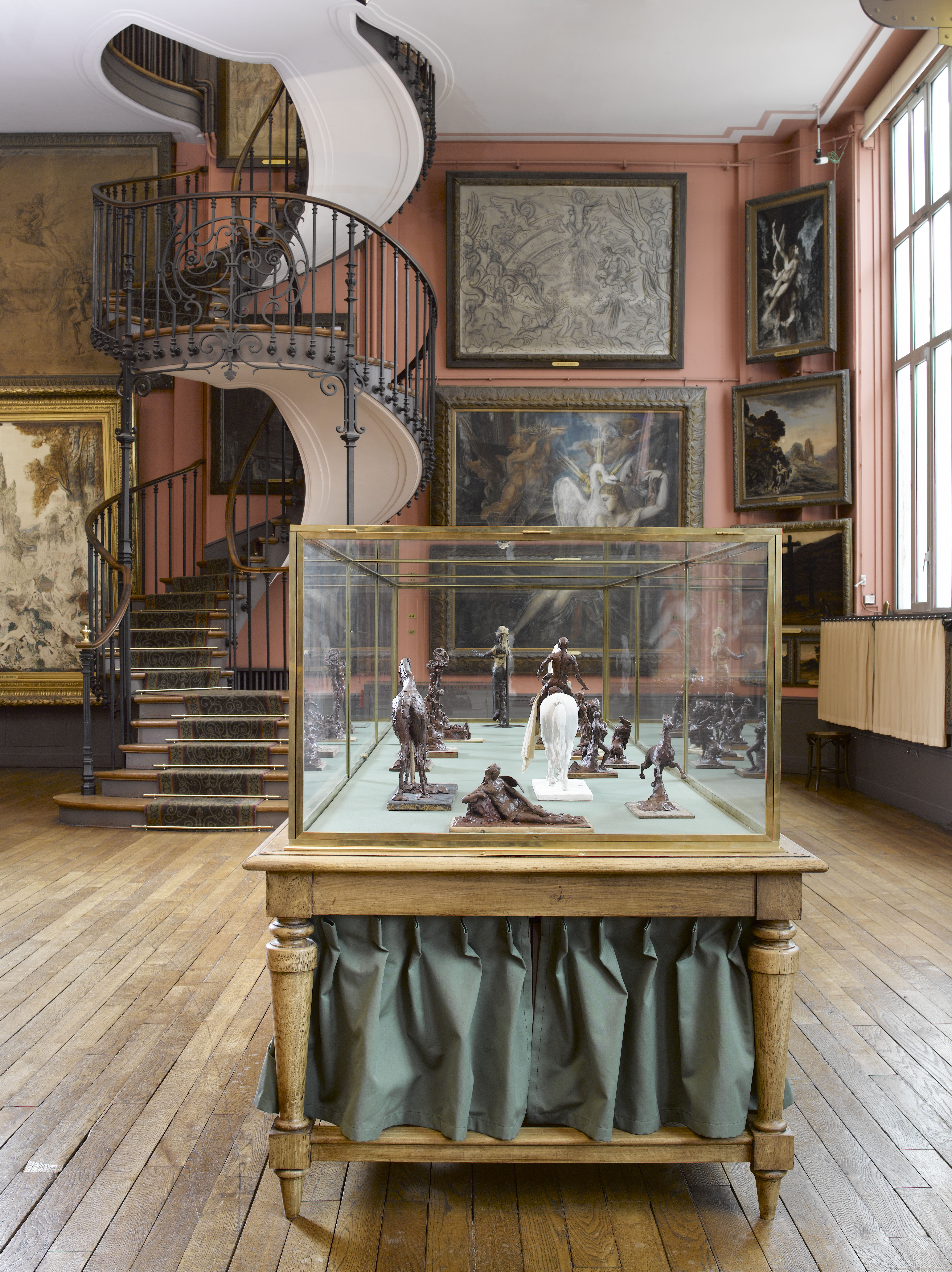 photographie d'une vue de l'escalier et d'une vitrine