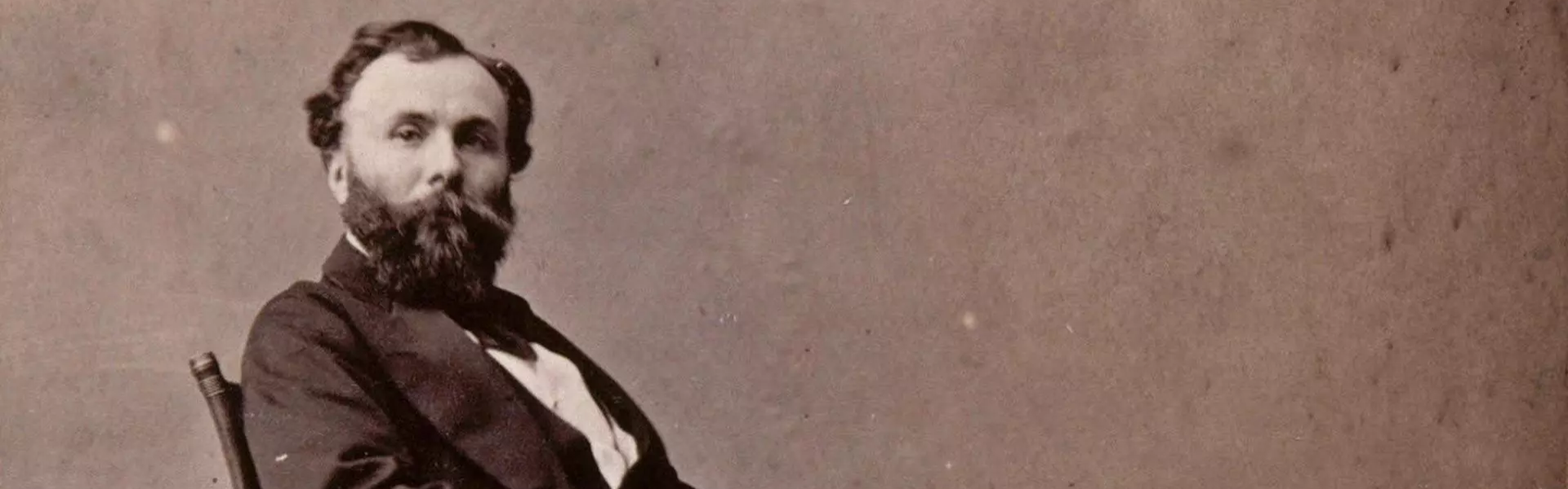 portrait d'un homme en photographie noire et blanche